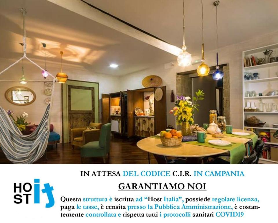 uma sala de estar com uma mesa e um sofá em Casa Mama em Nápoles