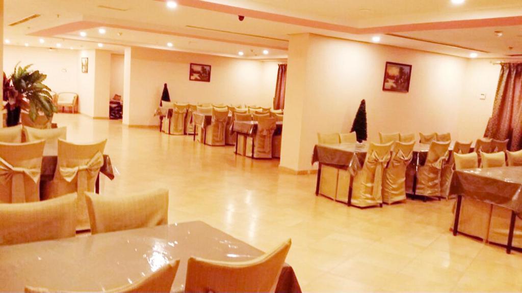 Um restaurante ou outro lugar para comer em Riyadh Al Deafah Hotel