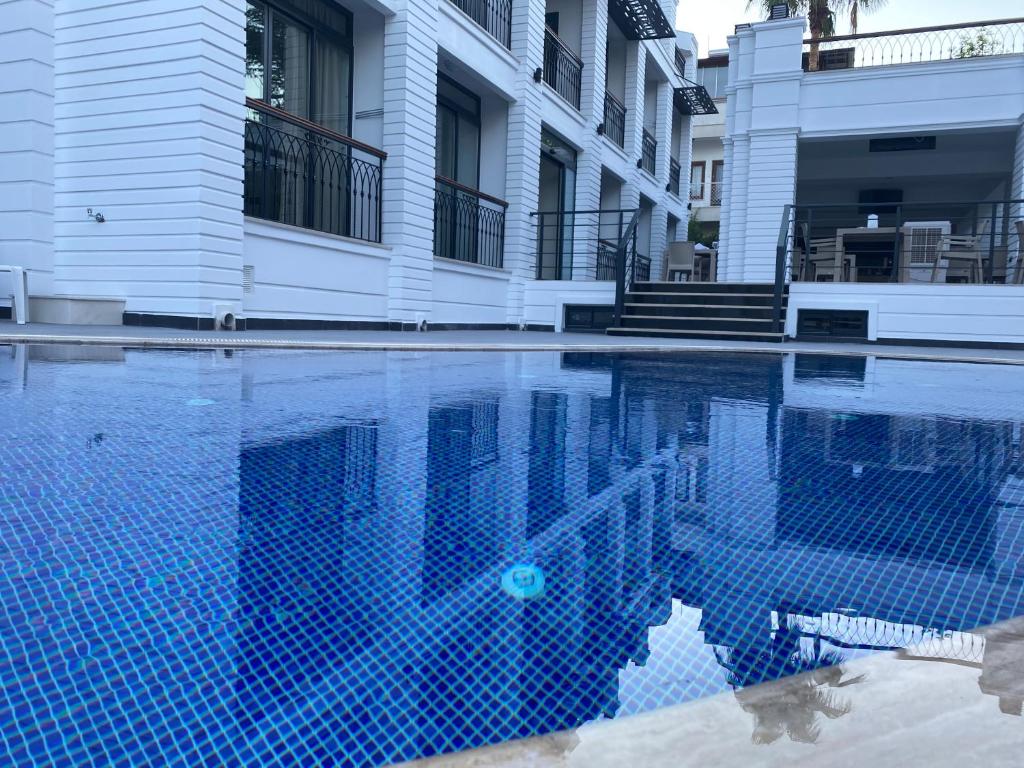 Бассейн в MİYAS LUXURY HOTEL или поблизости