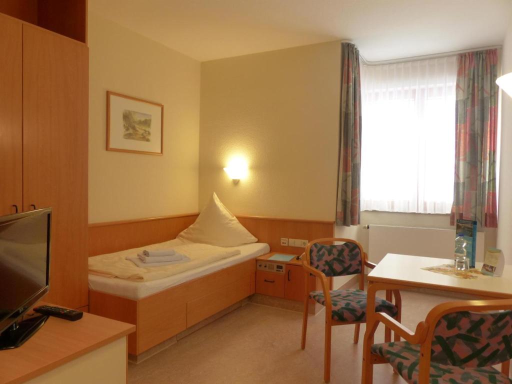 Postel nebo postele na pokoji v ubytování Thermalbad Wiesenbad