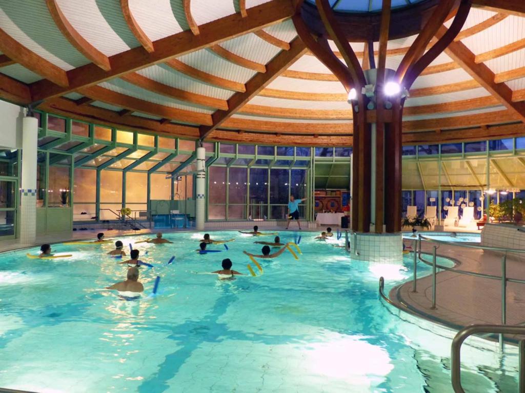 Bazén v ubytování Thermalbad Wiesenbad nebo v jeho okolí