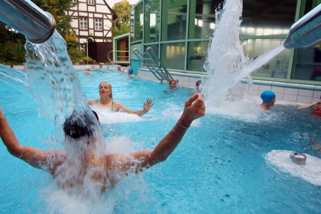 Bazén v ubytování Thermalbad Wiesenbad nebo v jeho okolí
