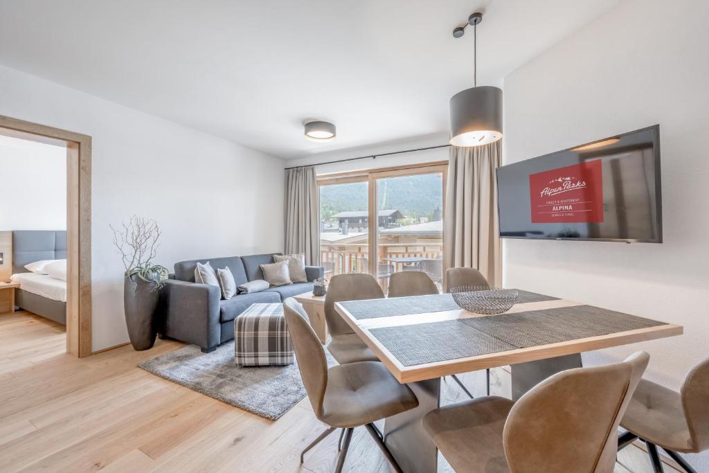 TV a/nebo společenská místnost v ubytování AlpenParks Chalet & Apartment Alpina Seefeld