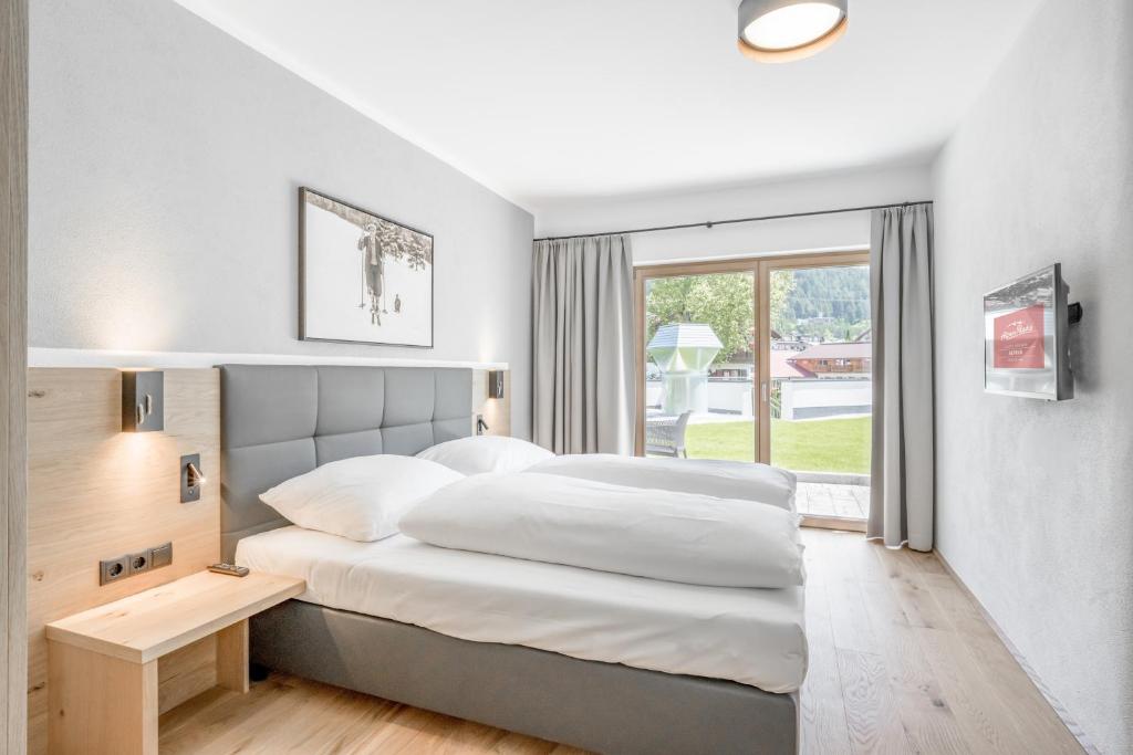 Postel nebo postele na pokoji v ubytování AlpenParks Chalet & Apartment Alpina Seefeld