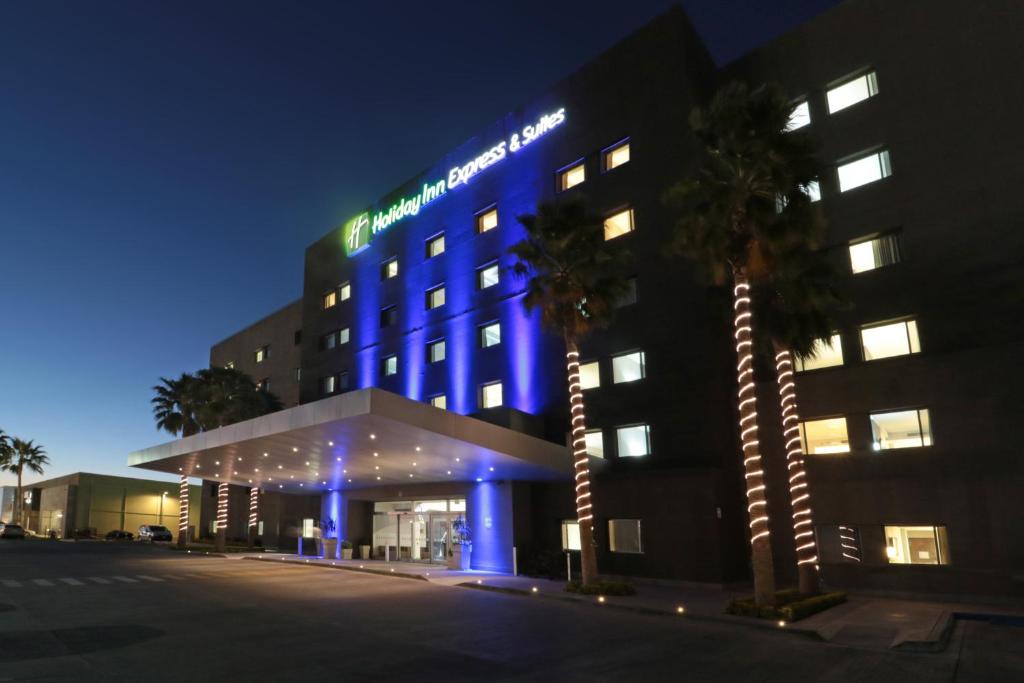 un hotel con luces azules frente a un edificio en Holiday Inn Express Hotel & Suites Hermosillo, an IHG Hotel, en Hermosillo