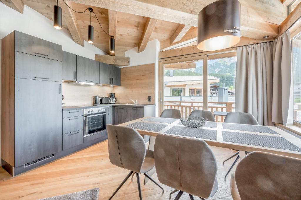 Kuchyň nebo kuchyňský kout v ubytování AlpenParks Chalet & Apartment Alpina Seefeld