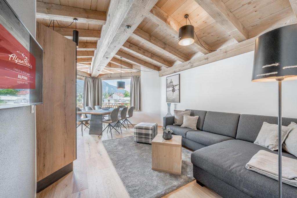 Posezení v ubytování AlpenParks Chalet & Apartment Alpina Seefeld
