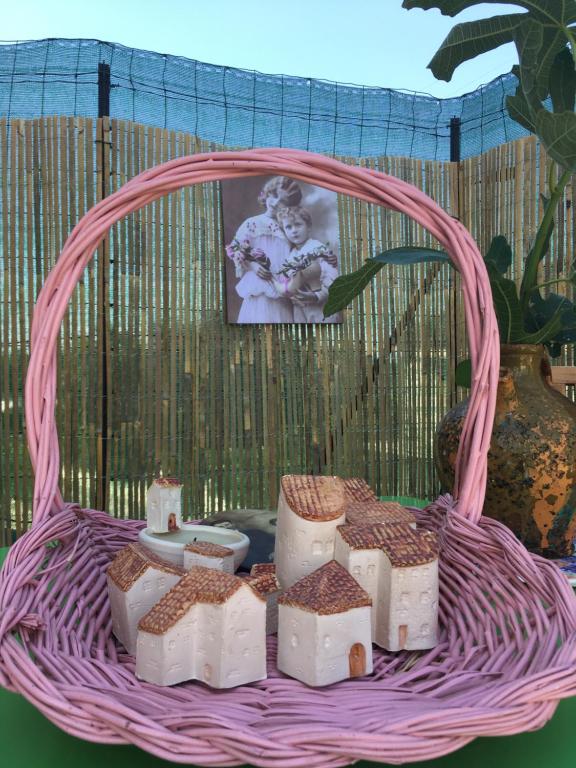 a pink basket with some food in it at La Tour Yselda in Saint-Pourçain-sur-Sioule