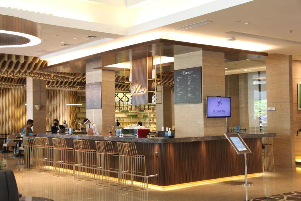 Lobi atau kawasan kaunter penerimaan di JS Luwansa Hotel & Convention Center