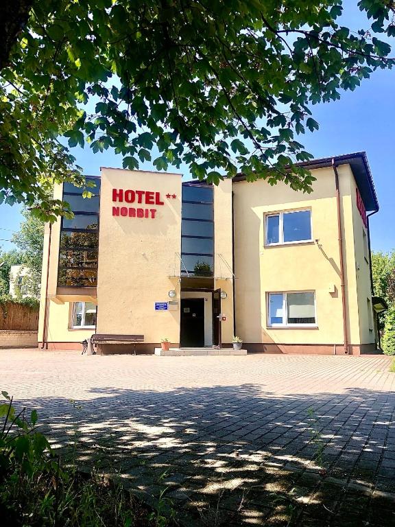 budynek z napisem "motel miesiąc". w obiekcie Pokoje Hotelowe Norbit w mieście Grodzisk Mazowiecki