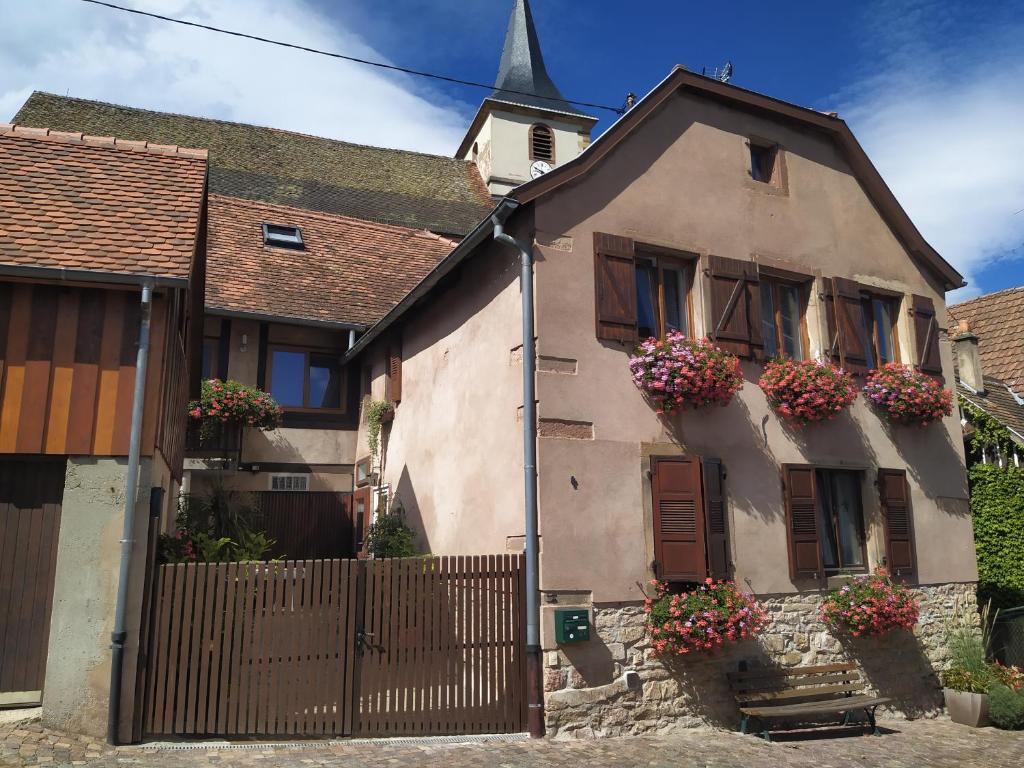 une maison avec des boîtes de fleurs sur son côté dans l'établissement Appartments Rue Des Châteaux, à Ottrott