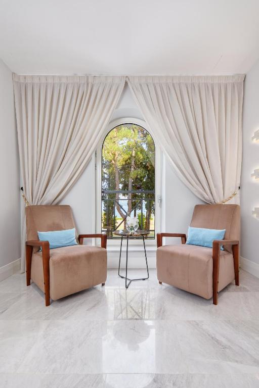 Uma área de estar em Hotel Budva
