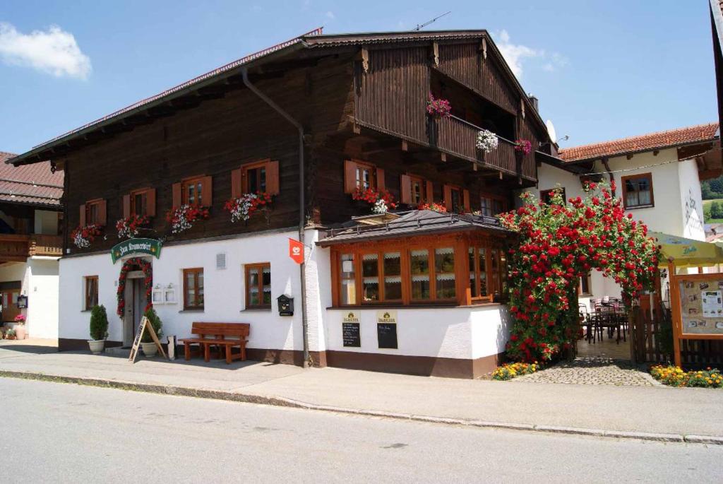 un gran edificio de madera con flores delante en Zum Kramerwirt, en Elisabethszell