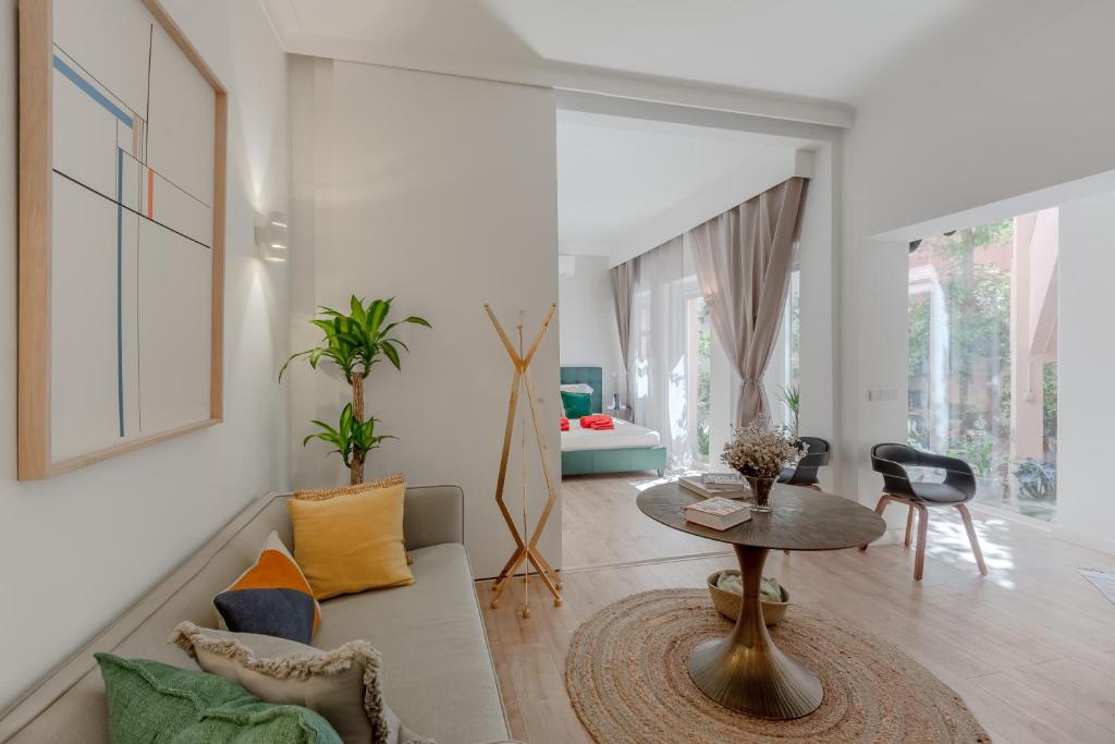 un soggiorno con divano e tavolo di Park Studio - Príncipe Real a Lisbona