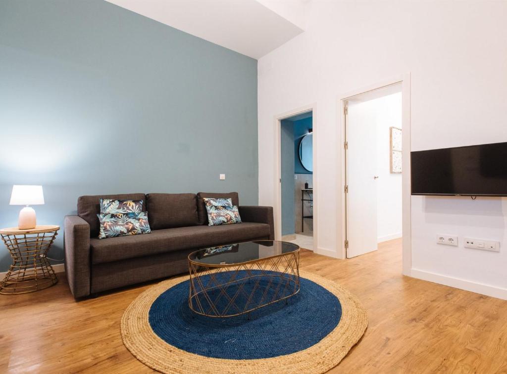 Lola de Triana Apartments - Apartment With Balcony