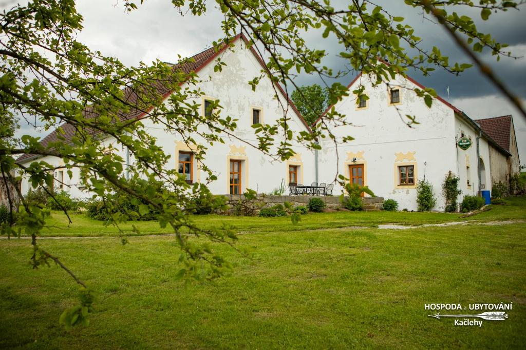 une grande maison blanche avec une cour verdoyante dans l'établissement Spejchar Kaclehy, à Kačlehy