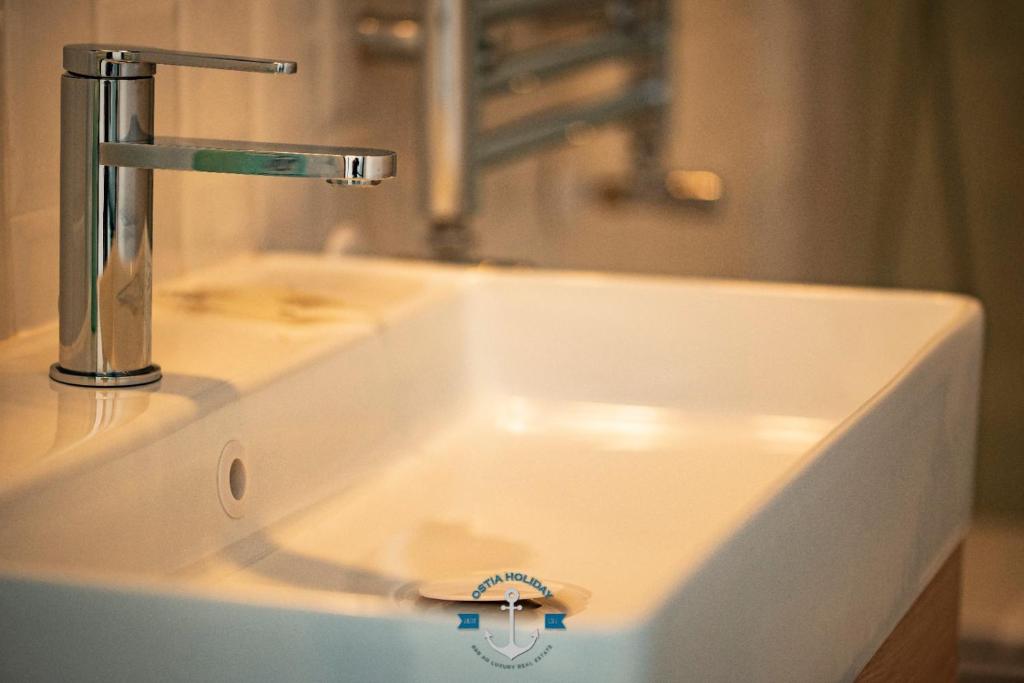 A bathroom at Ostia Holiday Lotito Loft