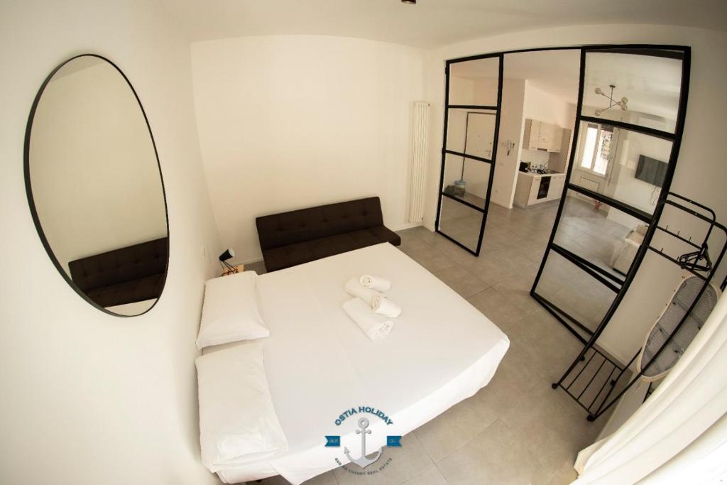 A bed or beds in a room at Ostia Holiday Lotito Loft