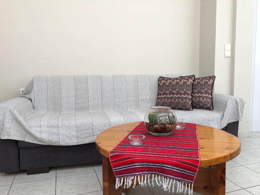 ein Wohnzimmer mit einem Sofa und einem Tisch in der Unterkunft Sergios Apartment in Sitia