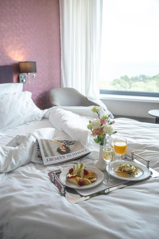 Postel nebo postele na pokoji v ubytování Premier Hotel Odesa