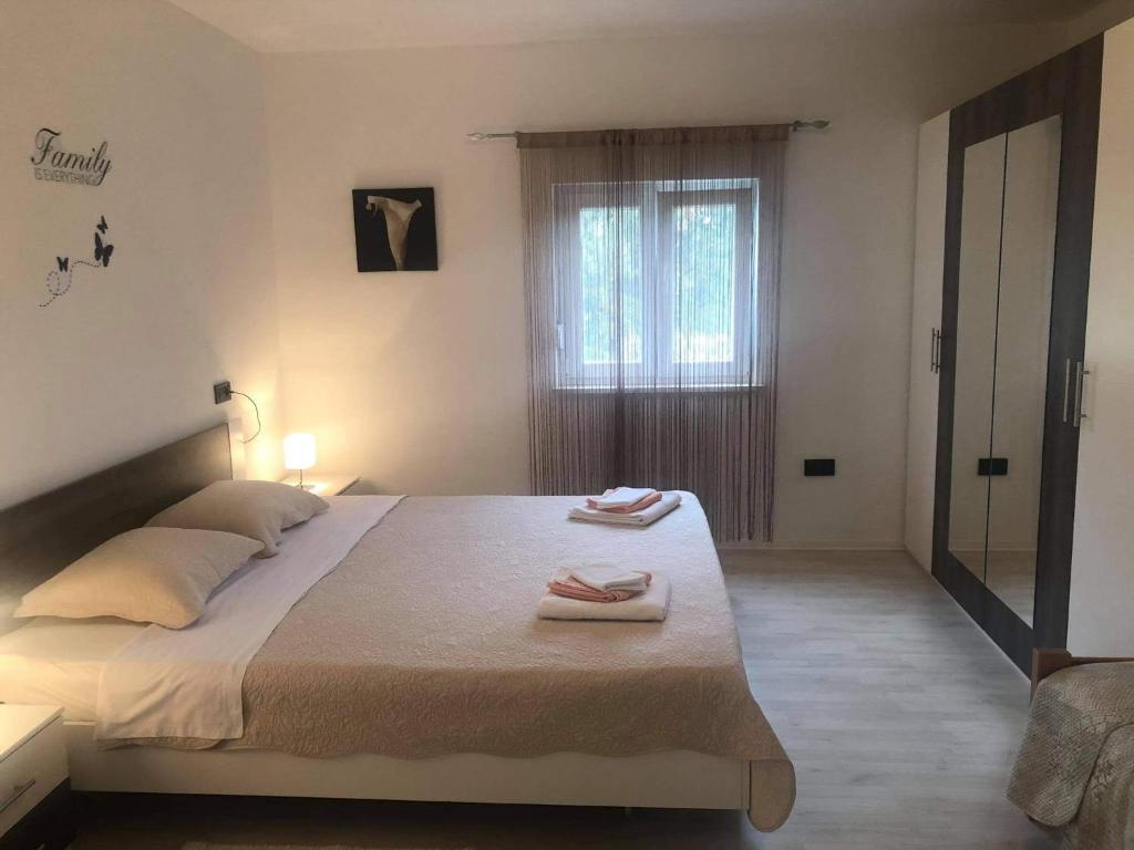 Postel nebo postele na pokoji v ubytování Apartmani Đokić