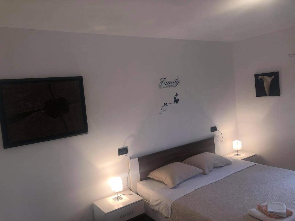 Postel nebo postele na pokoji v ubytování Apartmani Đokić