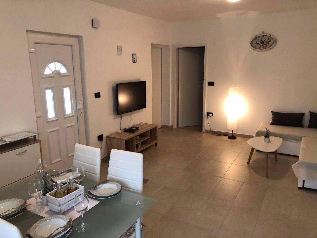 TV a/nebo společenská místnost v ubytování Apartmani Đokić