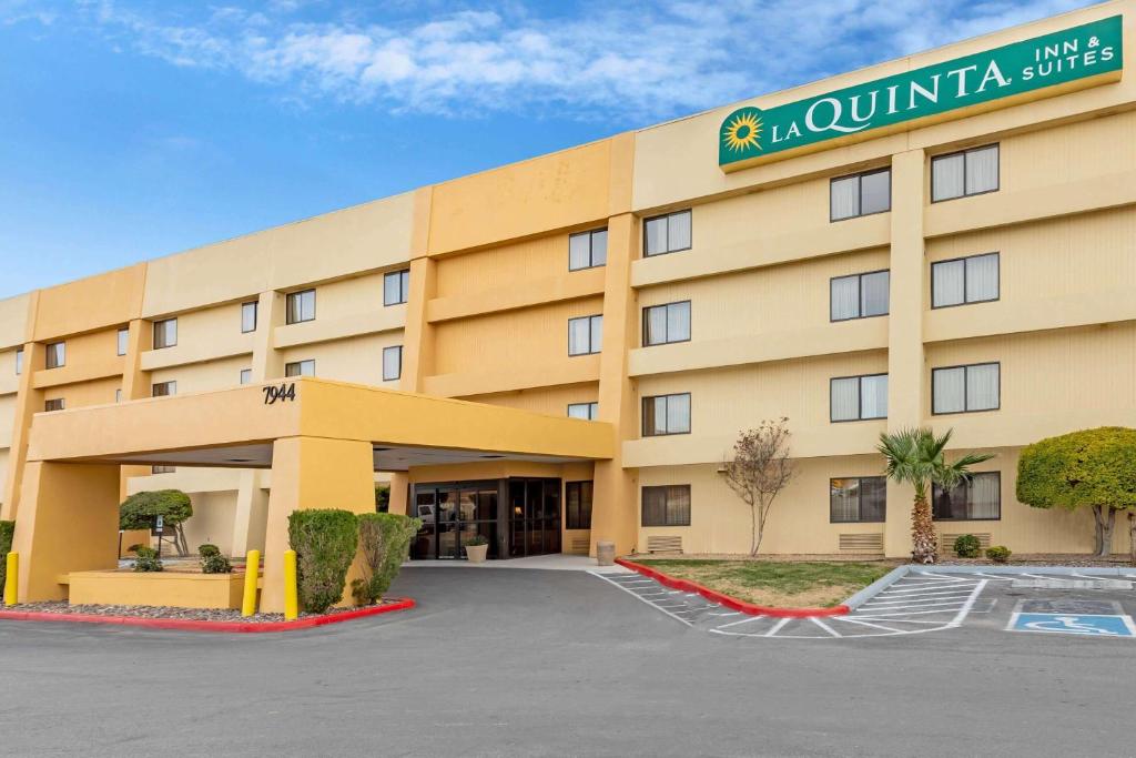 een weergave van de voorkant van een hotel bij La Quinta by Wyndham El Paso East in El Paso