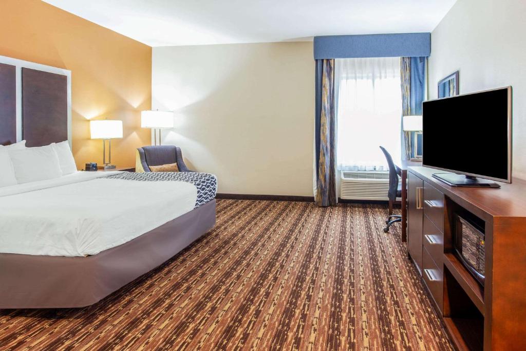 La Quinta by Wyndham Gonzales TX - Kamer Met Kingsize Bed - Slechthorenden/Rookvrij