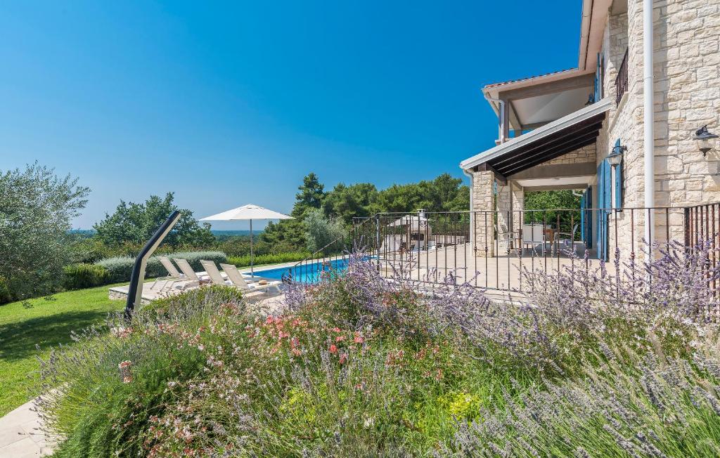 Basen w obiekcie Villa Sterpazzi - near Porec with Sea View, private Jacuzzi, Sauna and Pool lub w pobliżu
