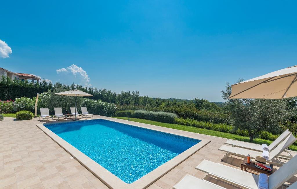 Basen w obiekcie Villa Sterpazzi - near Porec with Sea View, private Jacuzzi, Sauna and Pool lub w pobliżu