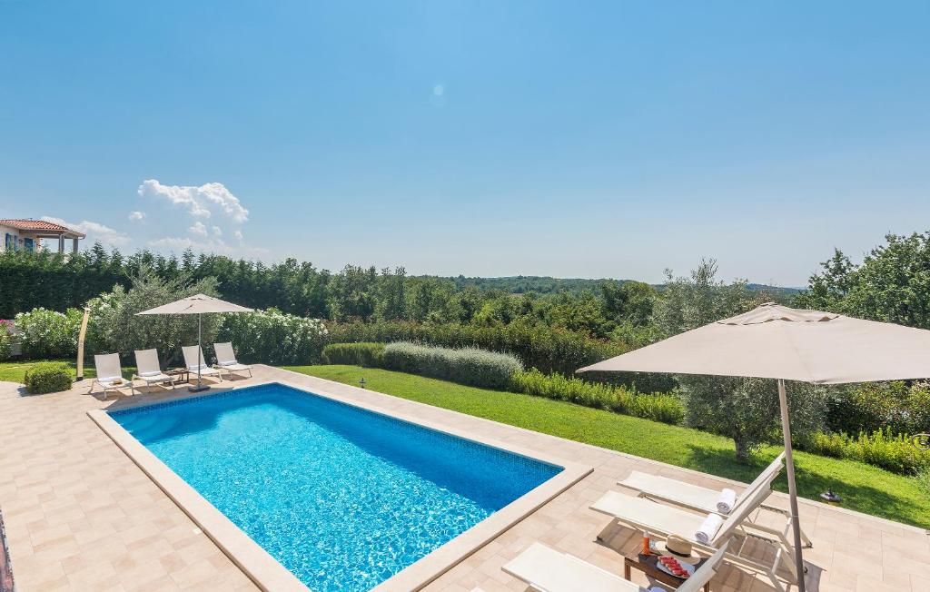 Basen w obiekcie Villa Sterpazzi - near Porec with Sea View, private Jacuzzi, Sauna and Pool lub w pobliżu