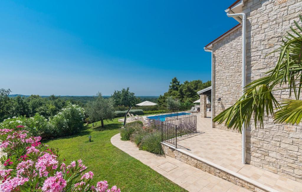 Basen w obiekcie Villa Sterpazzi - near Porec with Sea View, private Jacuzzi, Sauna and Pool lub w pobliżu