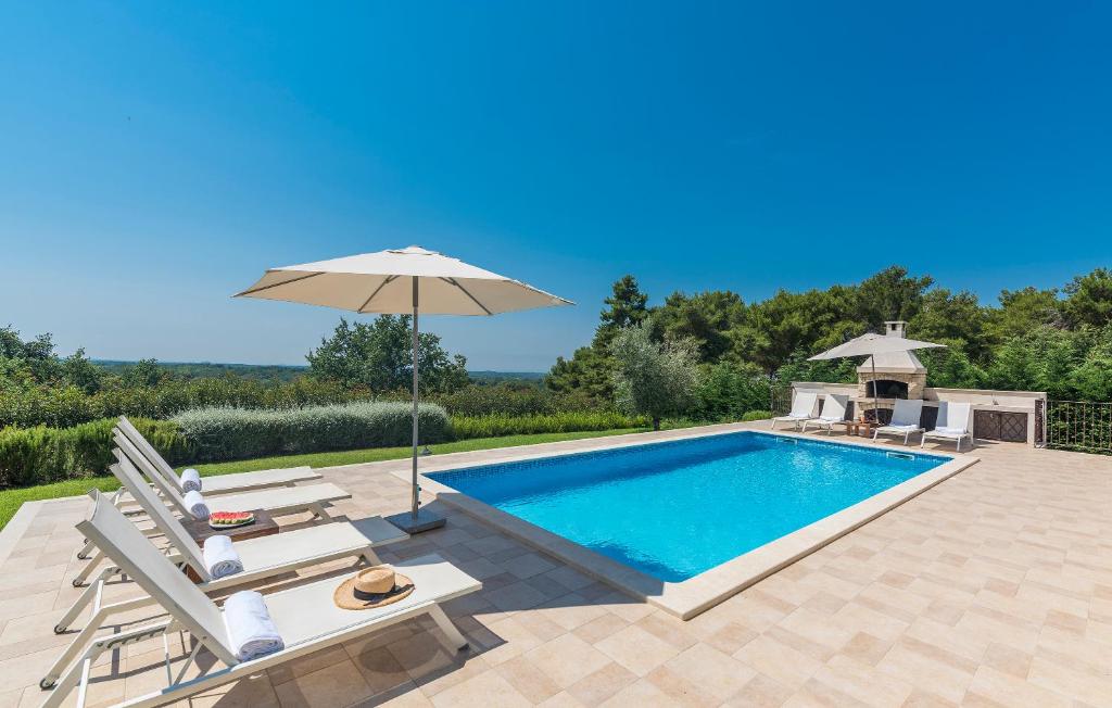 Basen w obiekcie Villa Sterpazzi - near Porec with Sea View, private Jacuzzi, Sauna and Pool lub w pobliżu