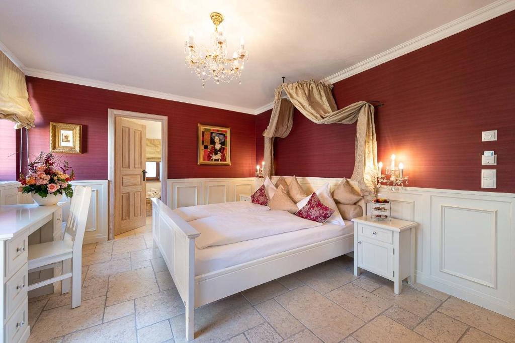 Postel nebo postele na pokoji v ubytování Romantik Hotel Chalet am Kiental