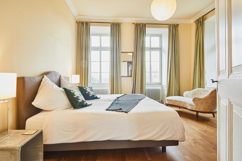 Postel nebo postele na pokoji v ubytování Gutshotel Baron Knyphausen