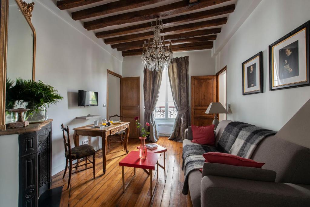 un salon avec un canapé et une table dans l'établissement Songe, à Paris