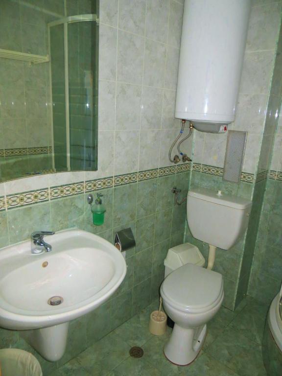 A bathroom at Holiday Apartment in Riviera Complex