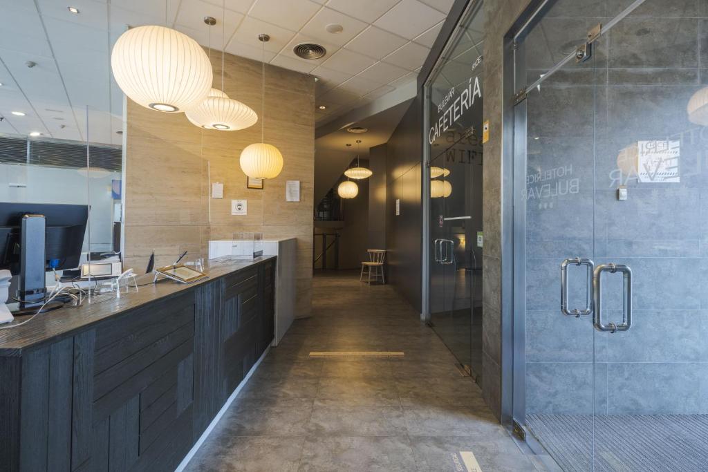 una oficina con vestíbulo y recepción en RICE Bulevar, en Burgos