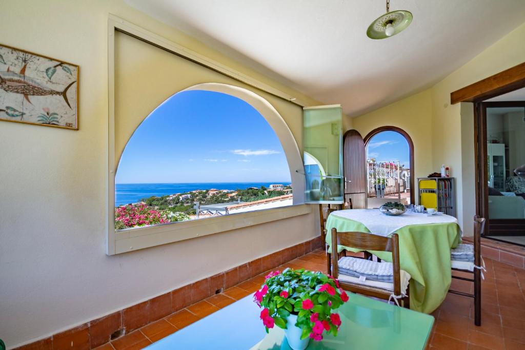 Cette chambre dispose d'une table et offre une vue sur l'océan. dans l'établissement B&B Carmela, à Torre Dei Corsari