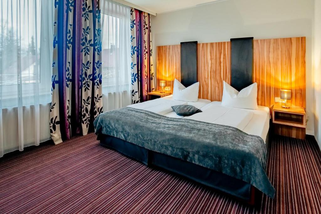 Postel nebo postele na pokoji v ubytování Arthotel ANA Style Augsburg
