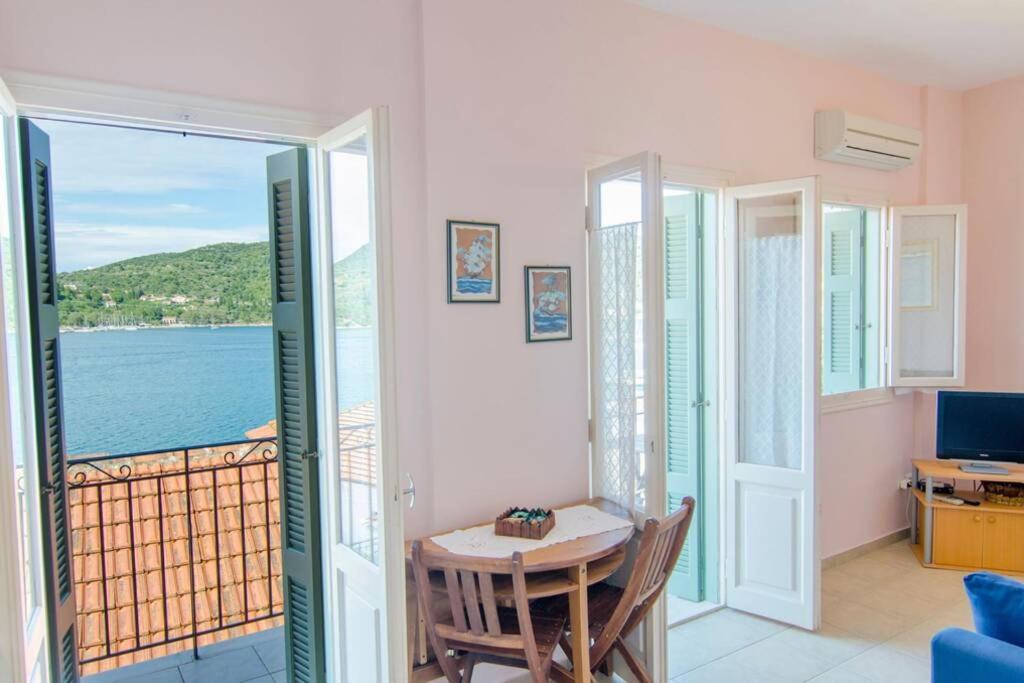 Habitación con mesa y vistas al océano en Amalia Sea View house en Vathi