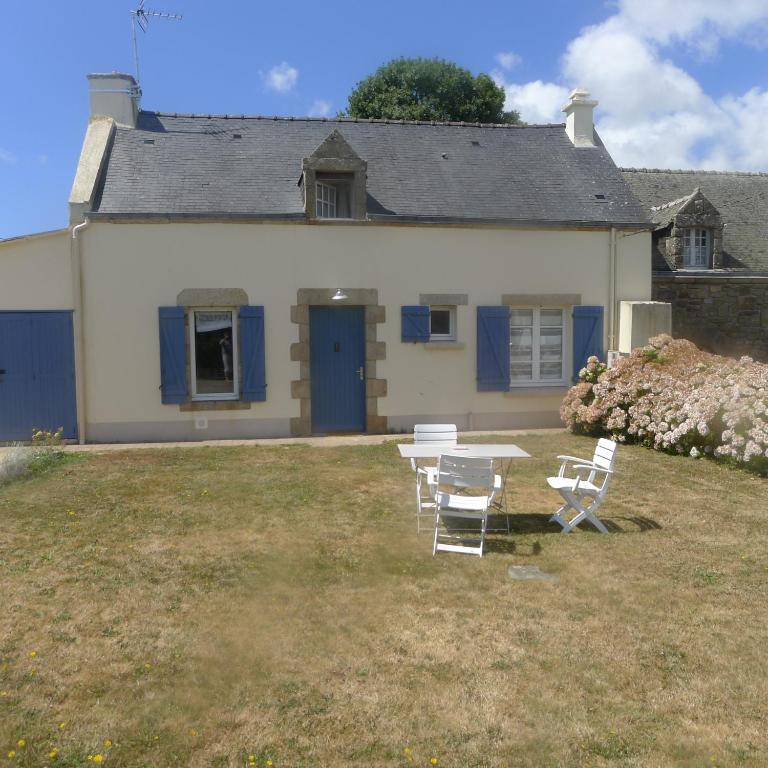 une table et des chaises devant une maison dans l'établissement Ty Bétahon - 200m de la plage, à Ambon