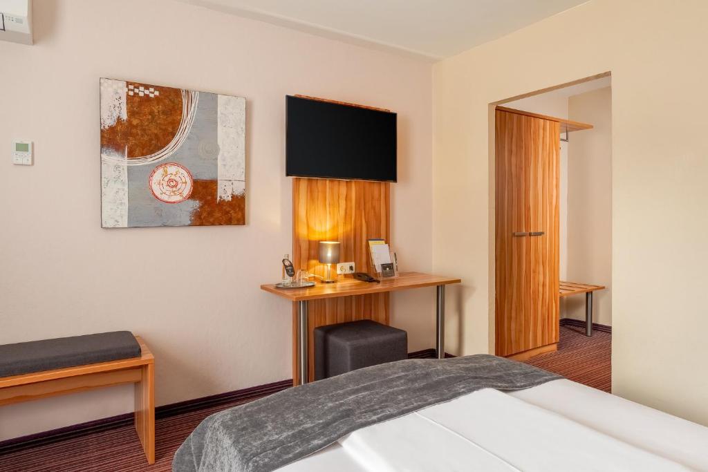 Postel nebo postele na pokoji v ubytování Arthotel ANA Style Augsburg