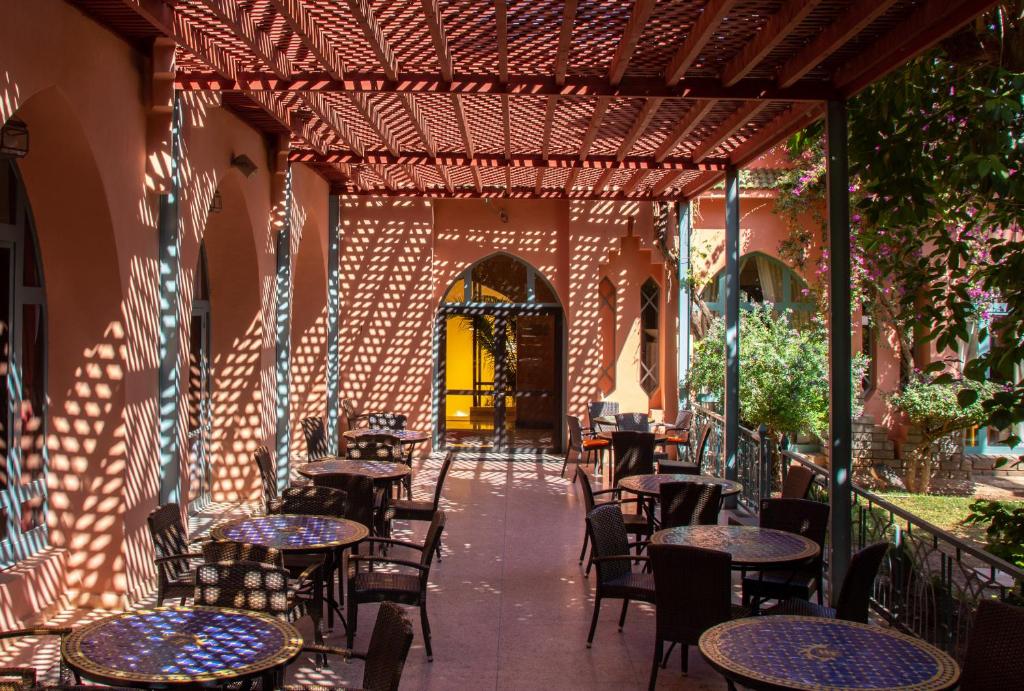 Restaurace v ubytování Chems Le Tazarkount