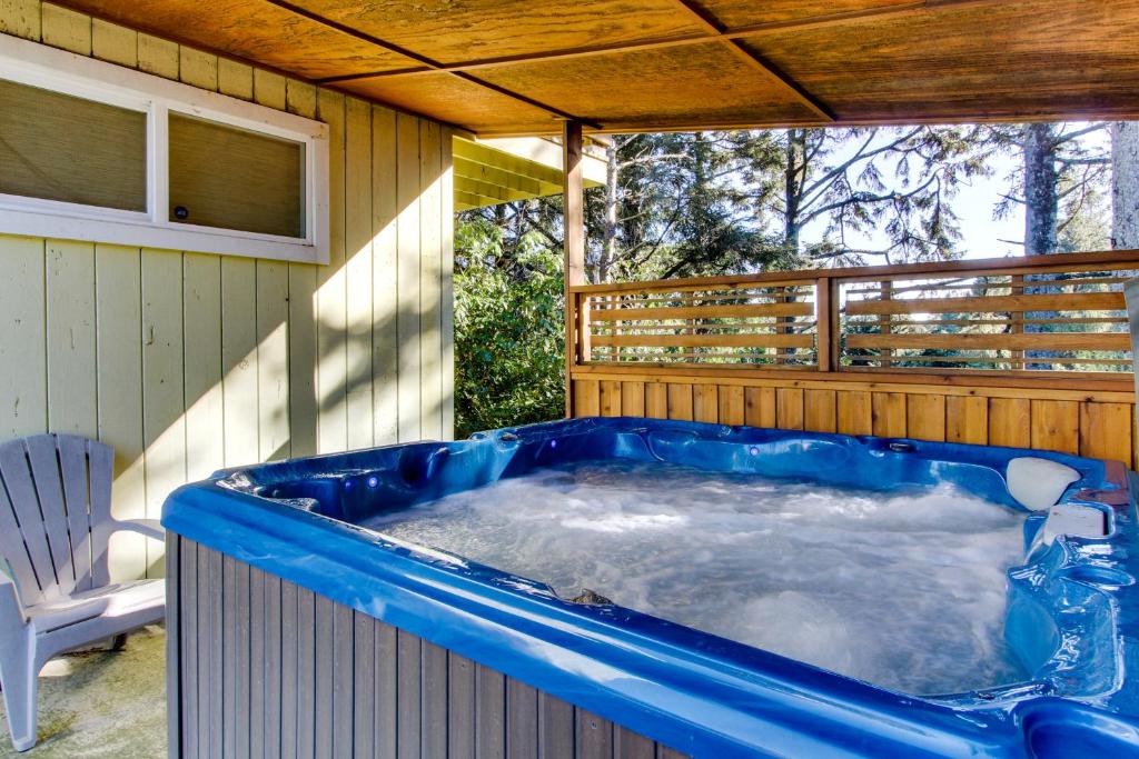 a hot tub on the back of a house at The Sandy Spur in Florence