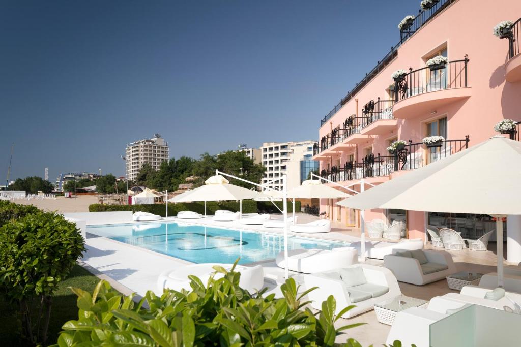 Bazén v ubytování Hotel Residence Dune - Free Beach Access nebo v jeho okolí