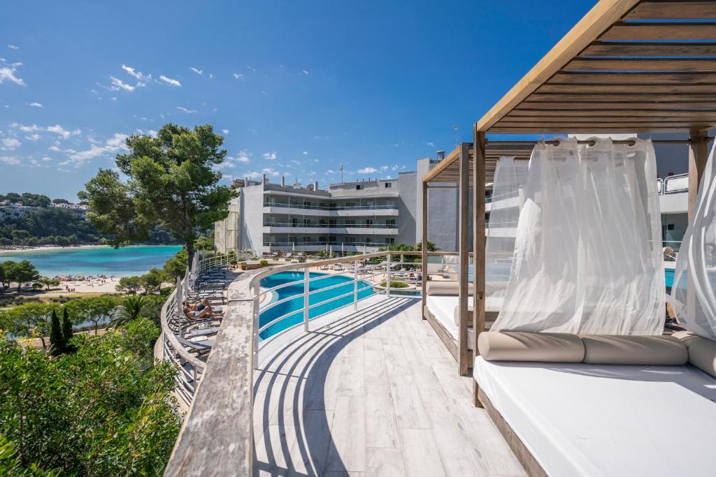 Blick auf den Strand vom Balkon eines Resorts in der Unterkunft ARTIEM Audax - Adults Only in Cala Galdana