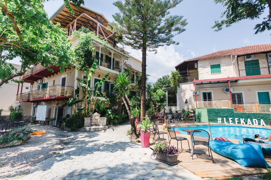 un complejo con piscina frente a un edificio en Ionian Paradise, en Nydri