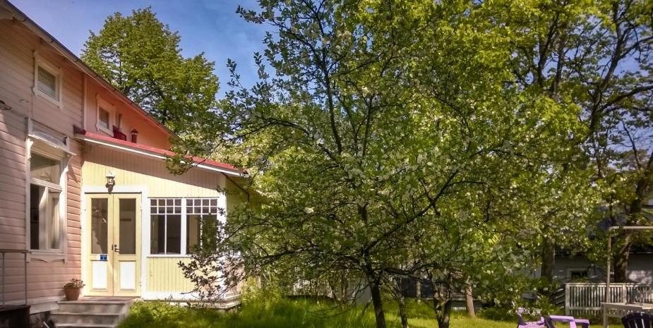 une maison avec un arbre en face dans l'établissement Hanko Villa Anke & Janne, à Hanko